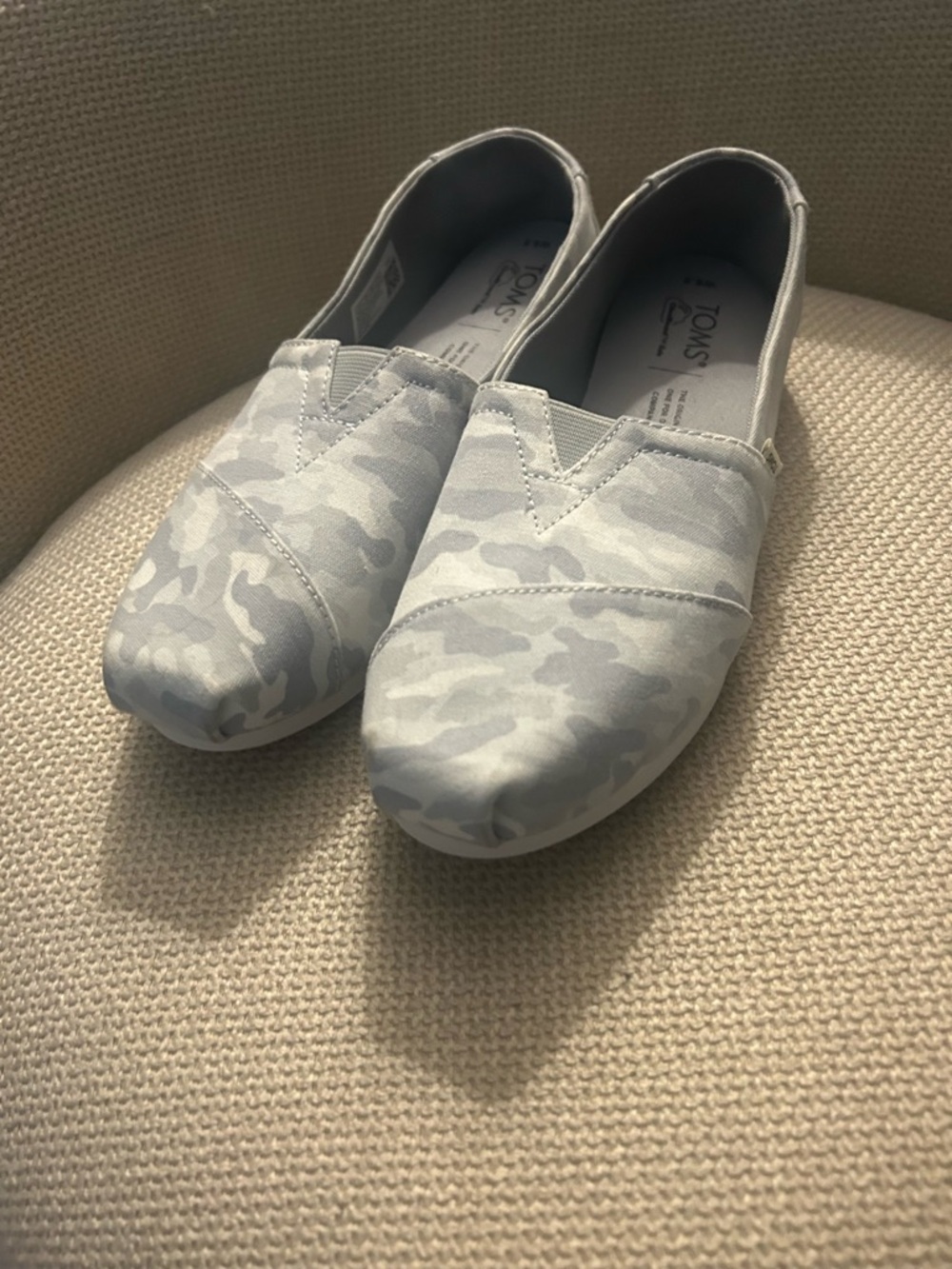 Women’s 6.5 camo Toms